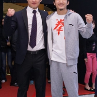 Jet Wu ( à esquerda) e a figura real do“Boxing – 1” , Sr. Zou Shiming, na exposição de caricaturas