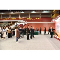 Concentrar-se em ouvir a apresentação do conteúdo da exposição